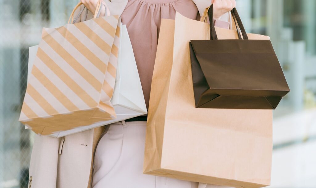 買い物の紙袋をもっている女性