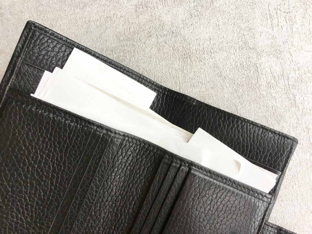 財布とたくさんのレシート