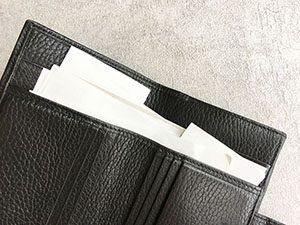 浮気に気づきやすい財布とたくさんのレシート