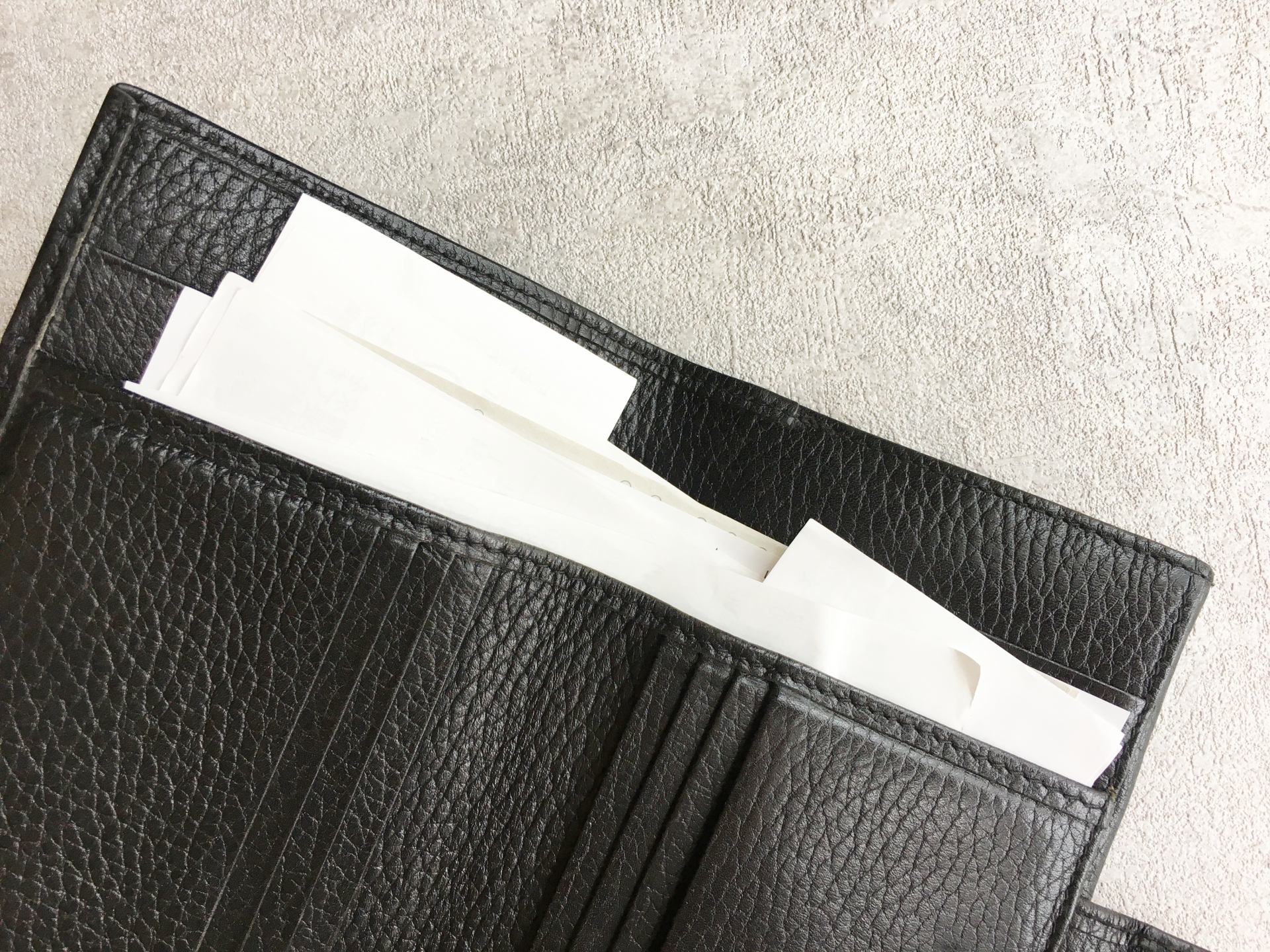 財布とたくさんのレシート