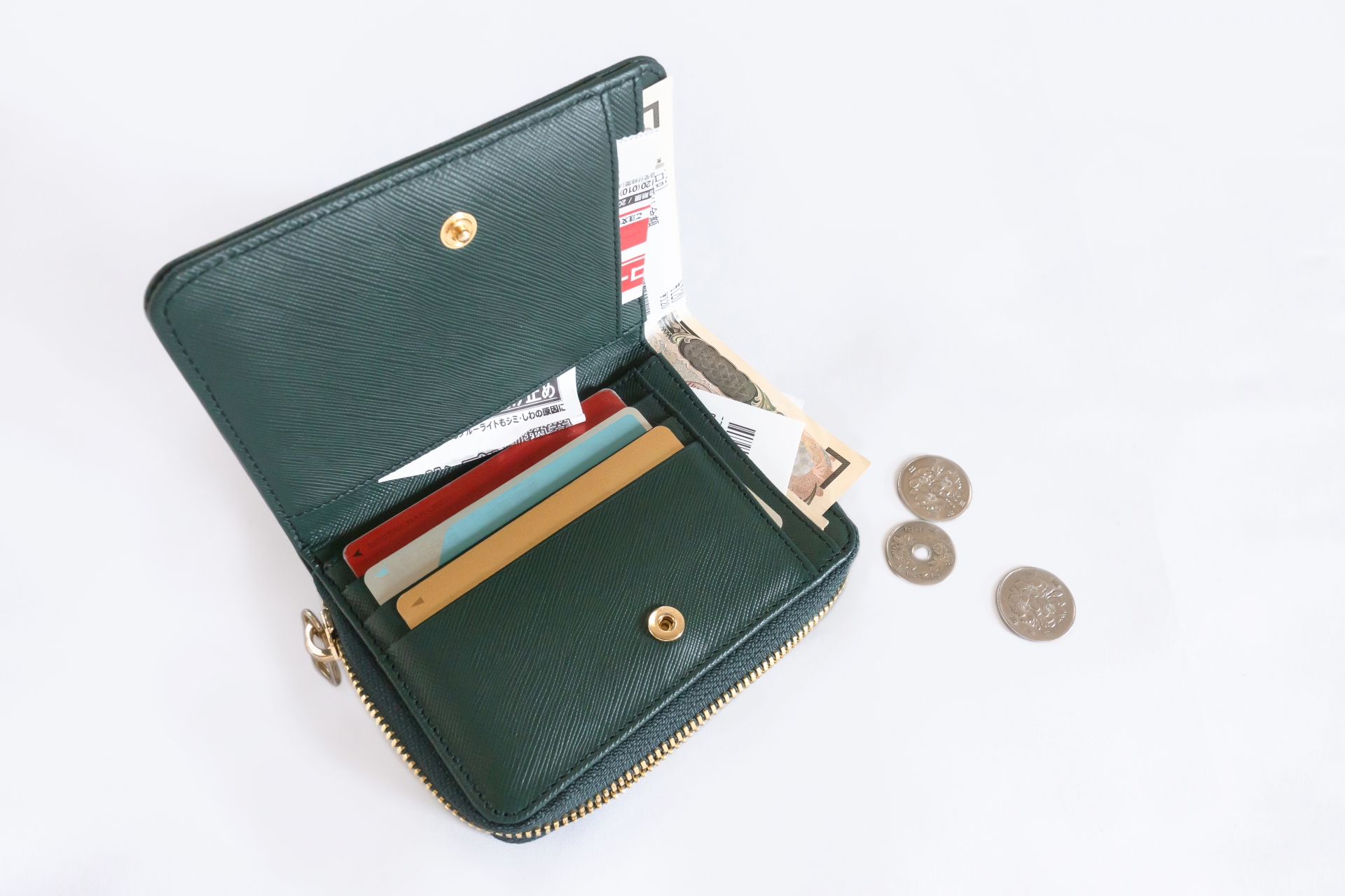 コインやレシート、カードなどが入った財布